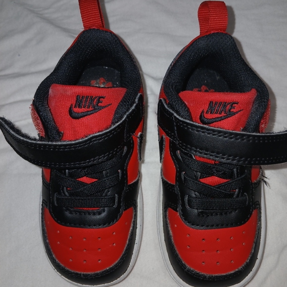Nike Kids Black and Red Velcro Strap Sneakers - Picture 2 of 4